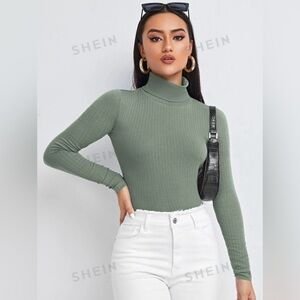 Essnce Rolled Neck Form Fitted Top. Green.
Size Large.